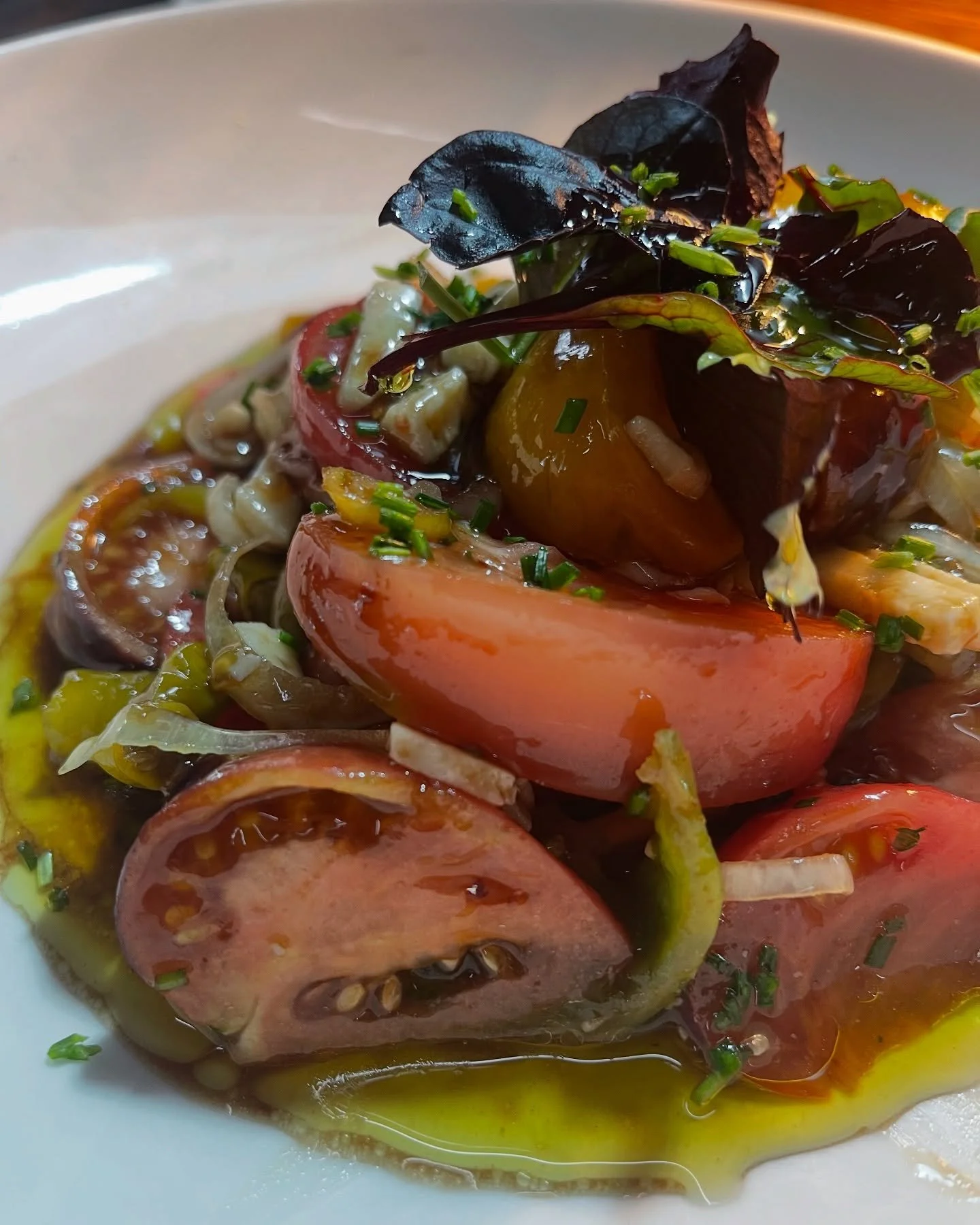 Tomates antiguos, queso Pajonales de Gran Canaria, piparras