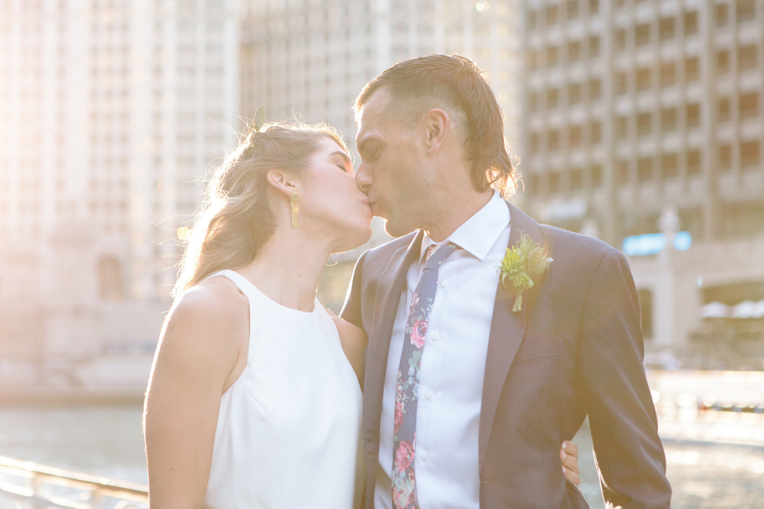 bride-and-groom-sunset-kiss-in-chicago.jpg