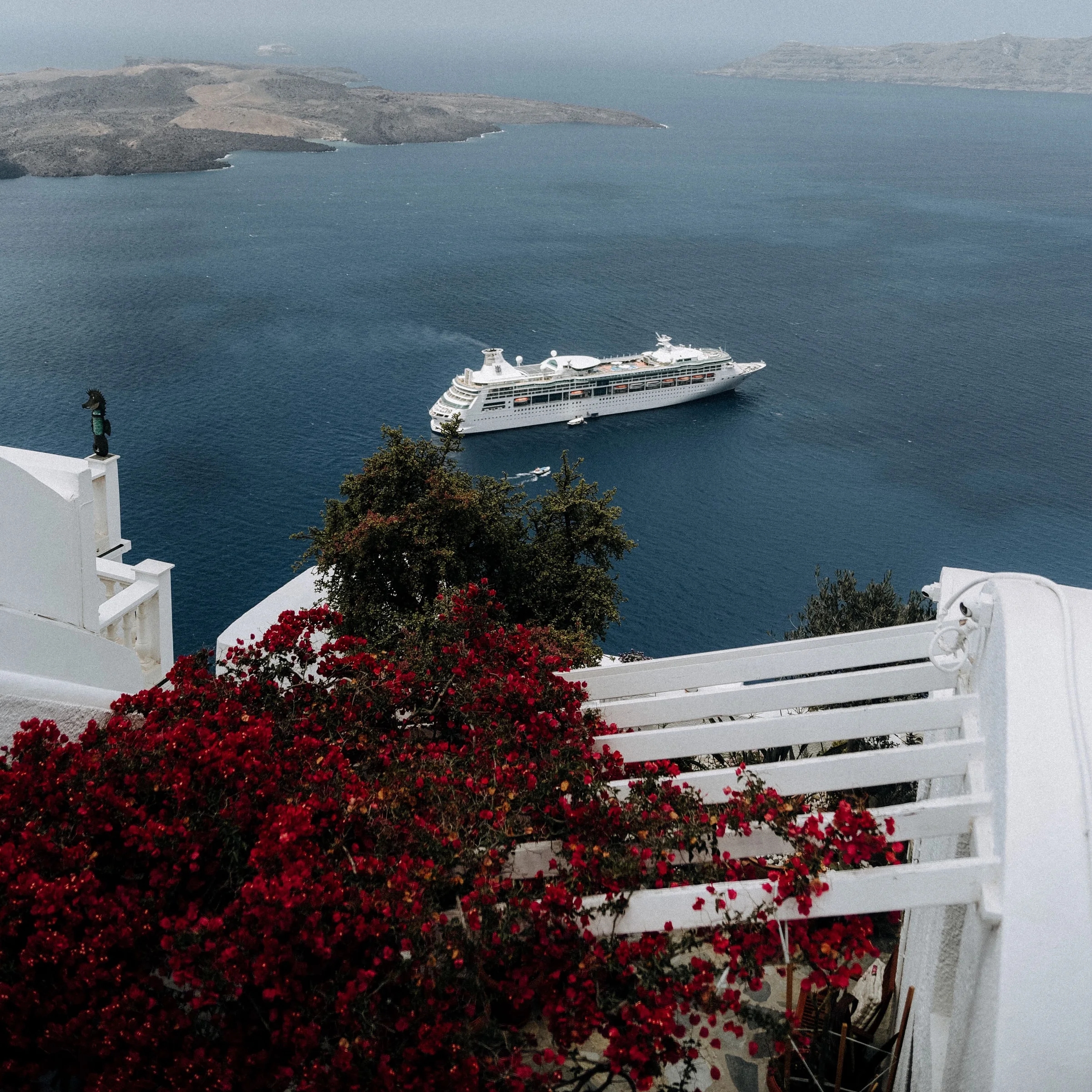 180530-SantoriniCruiseShip.jpg