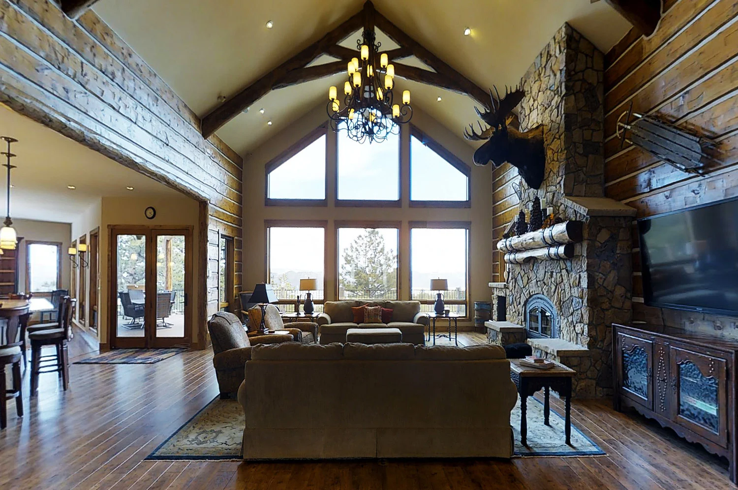 Colorado-lodge-great-room-beams.jpg