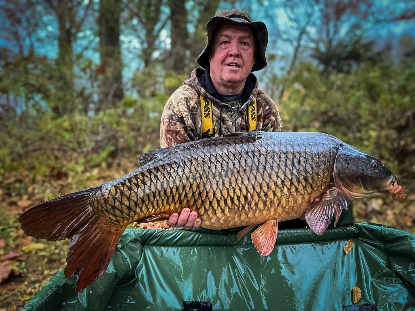 Allan Orchard posing with a special fish from last year! Ricky @rickyhards had the pleasure of holding this fish few months before :) the beauty of catch &amp; Release! 

www.carpbaitusa.com #carpbaitusa #carp #carpfishing #carpfishingusa #teamcarpba