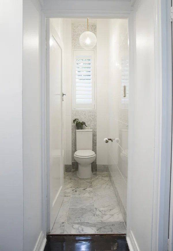 Polylux shutters once again feature in the toilet at Kaz’s apartment, easy clean and no moisture or smell absorption!