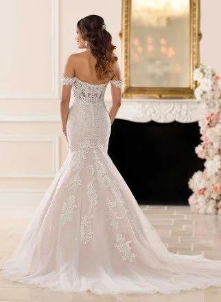 Web capture_2-10-2023_11209_www.lotusbridal.com.jpeg