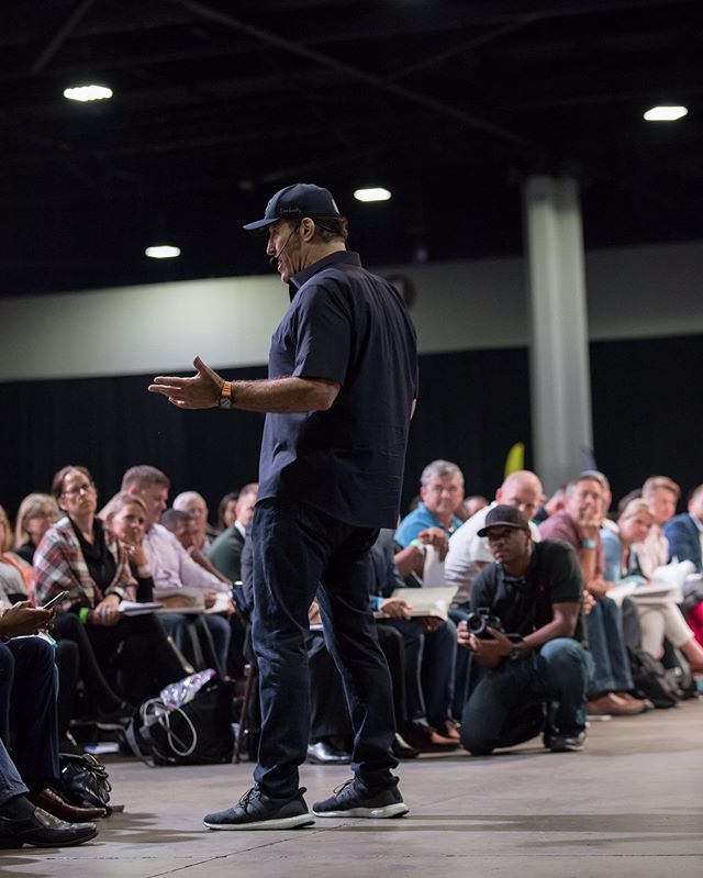 I truly enjoy what I do. I have the opportunity to meet new people and hear their stories. I also have the ability to see and hear people I&rsquo;ve been following for so long. @tonyrobbins .
📸: @annamarie__photography .

#Cinematography #cinematogr