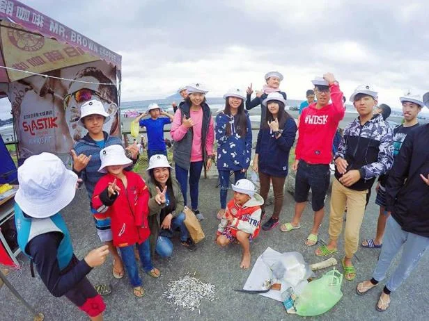 Taiwan young surfers 撿煙蒂比賽