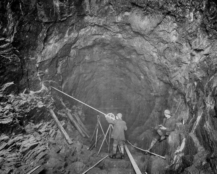 A surveyor takes cross-section measurements with a sunflower instrument in the City tunnel south of Shaft 16, New York, 1913.