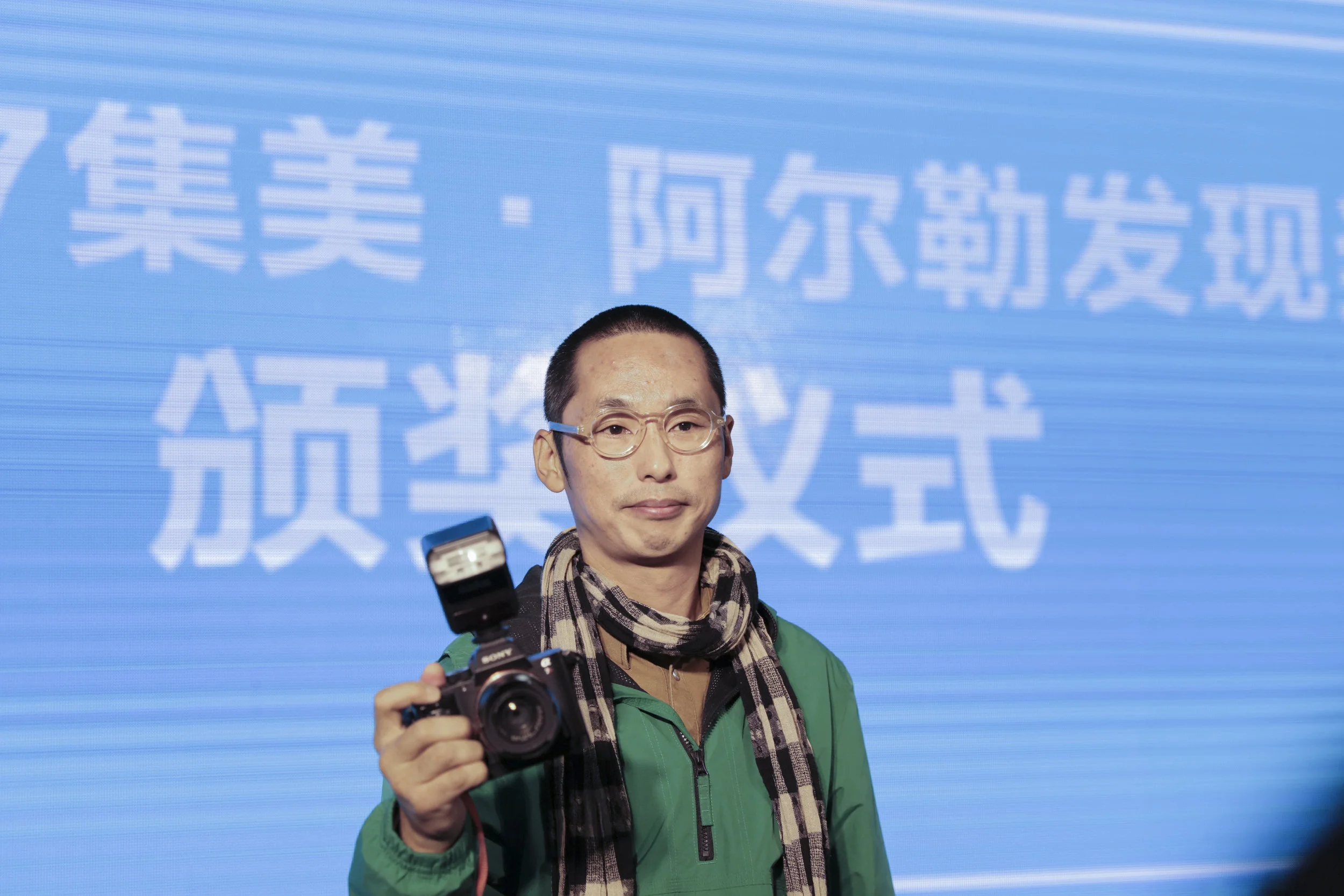 TWO INTERNATIONALLY RECOGNIZED AWARDS • JIMEI X ARLES DISCOVERY AWARD 10 China photography talent nominated by 5 young curators. Reward: 200,000 RMB (25,000 €) and an exhibition at Rencontres d’Arles the next summer. 2017 winner: Feng Li