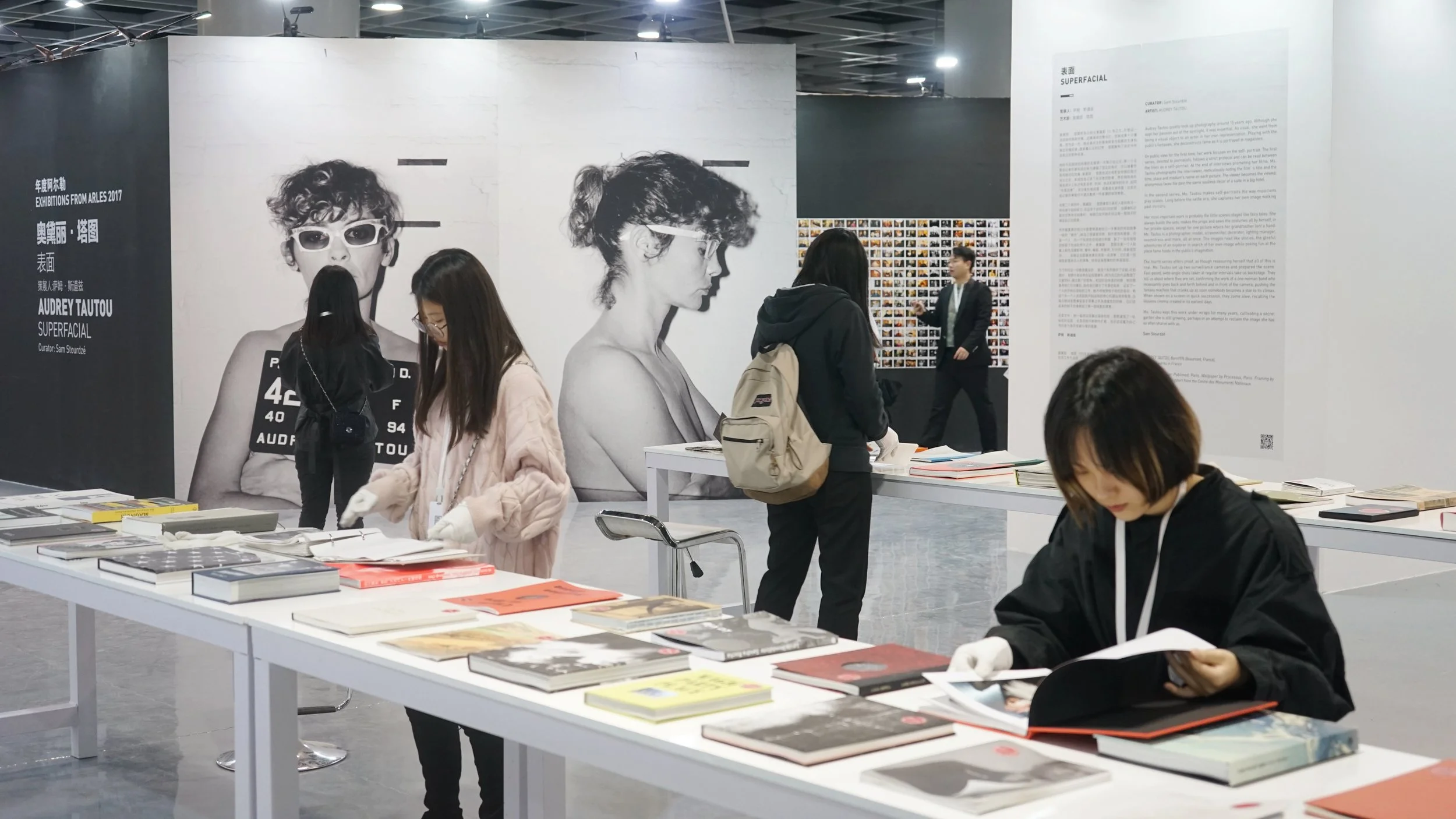 2017 JIMEI x ARLES IN A NUTSHELL • 40 exhibitions • 250 artists, Chinese and international, including Joel Meyerowitz (USA), Mathieu Pernot (France), Audrey Tautou (France), Blank Paper (Spain), Wang Wusheng (China), Feng Li (China), Wang Tuo (China)… • 23 curators • 60 000 visitors • More than 500 guests and 90 000 online viewers in livestreaming for the Opening Weekend of the festival in Xiamen • Events: ceremonies, guided tours, photofolio reviews, talks, concert, screenings… • 1000 media clippings (ad value: 3 million Euros)