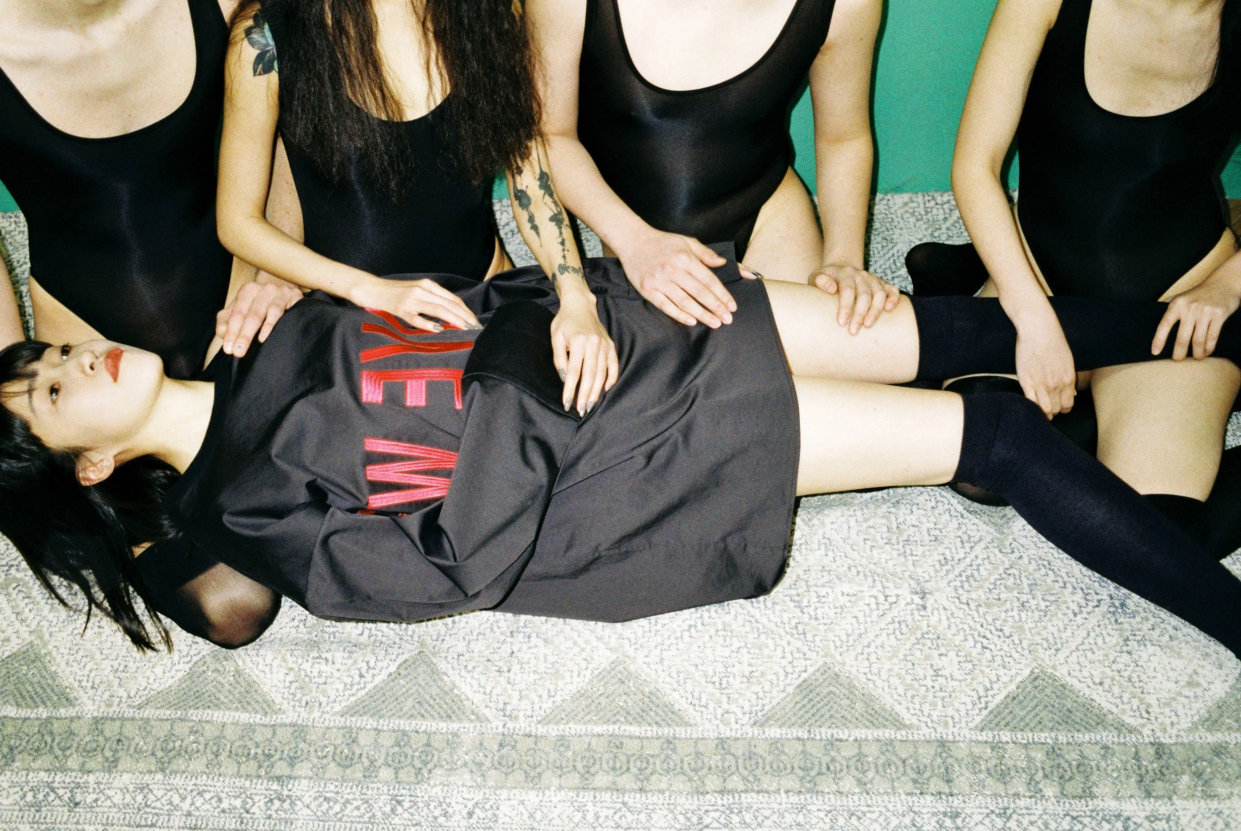 林志鹏,A R P X No.223 I LOVE WE #2,为Atelier Rouge Pekin拍摄 作品来自于I Love We系列,是与品牌Atelier Rouge Pékin的一次合作。 这组照片并没有刻意地与系列的主题产生关联,我找了一些朋友,随机拍摄了一些我认为很有趣的照片,还是我自己的个人风格。 这张作品中的一部分人被背景化了,只留下肢体。很多我的作品更关注人的肢体,比如人的手、肩膀、背部等等,因为我觉得人的情绪不一定通过五官来表现,你的手指和头发都有情绪,比如人在紧张的时候会紧缩着,肢体的情绪更能表现人隐藏的情绪,所以我很喜欢拍人的肢体。