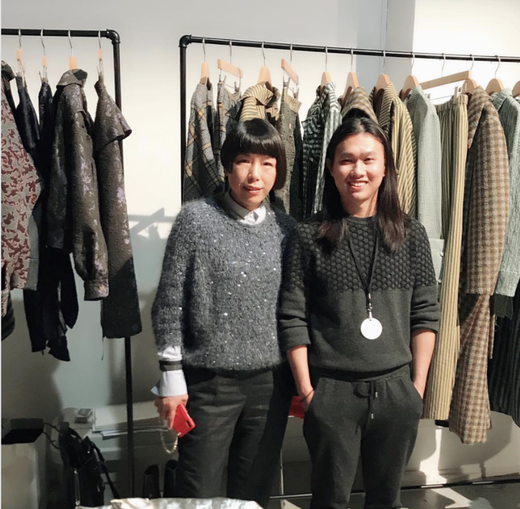 孙大为及《 Vogue 服饰与美容》中文版主编张宇于DAWEI品牌秀后台合影。