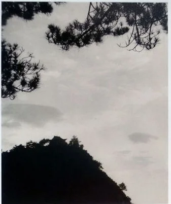 明信片(图为毛的妻子江青拍摄的庐山仙人洞) 七绝·为李进同志题所摄庐山仙人洞照 暮色苍茫看劲松, 乱云飞渡仍从容。 天生一个仙人洞, 无限风光在险峰。