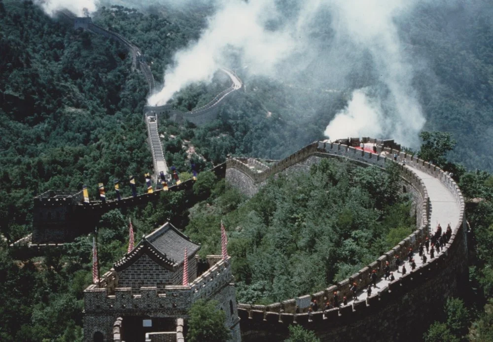 Doors 门艺 assure la production, les relations institutionnelles et une partie du commissariat artistique et de la communication du projet Save the Great Wall Remastered. Missions : - Relations institutionnelles - Conseil artistique et commissariat des artistes chinois - Stratégie de communication, partenariats médias et relations presse - Coordination et production exécutive de l’événement En 1988, le Comité international pour la sauvegarde de la Grande Muraille était fondé avec pour but de soutenir les échanges culturels entre la Chine et l’Occident en se réunissant autour d’une cause commune : la rénovation de la Grande Muraille, patrimoine de l’humanité. Cette initiative a été l’occasion de plusieurs « premières » historiques orchestrées le temps d’un week-end de juin : 1e vente aux enchères d’art contemporain en Chine (avec des œuvres de Keith Haring, Robert Rauschenberg, Zao Wou Ki, Wu Guanzhong…), 1er grand pique-nique sur la Grande Muraille (organisé par Maxim’s et scénographié par Daniel Buren), 1er bal masqué vénitien sur les lacs pékinois, 1ère soirée de gala à l’Assemblée du Peuple (concert de l’orchestre national avec Montserrat Caballé et Maya Plesistkaia, ballet dansé par Sylvie Guillem et Manuel Legris), retransmise sur CCTV… Cette aventure grandiose aura permis de lever des fonds pour restaurer une partie de la Grande Muraille à Mutianyu. En juin 2018, à l’occasion des 30 ans de cette initiative, le Comité international pour la sauvegarde de la Grande Muraille se reforme et compte sur le soutien de HNA, de Christie’s et de l’UNESCO, pour un week-end exceptionnel sous le signe de la création et des échanges culturels, au bénéfice de la restauration d’une nouvelle section de la Muraille. Archives de 1988 sur www.savethegreatwall.org
