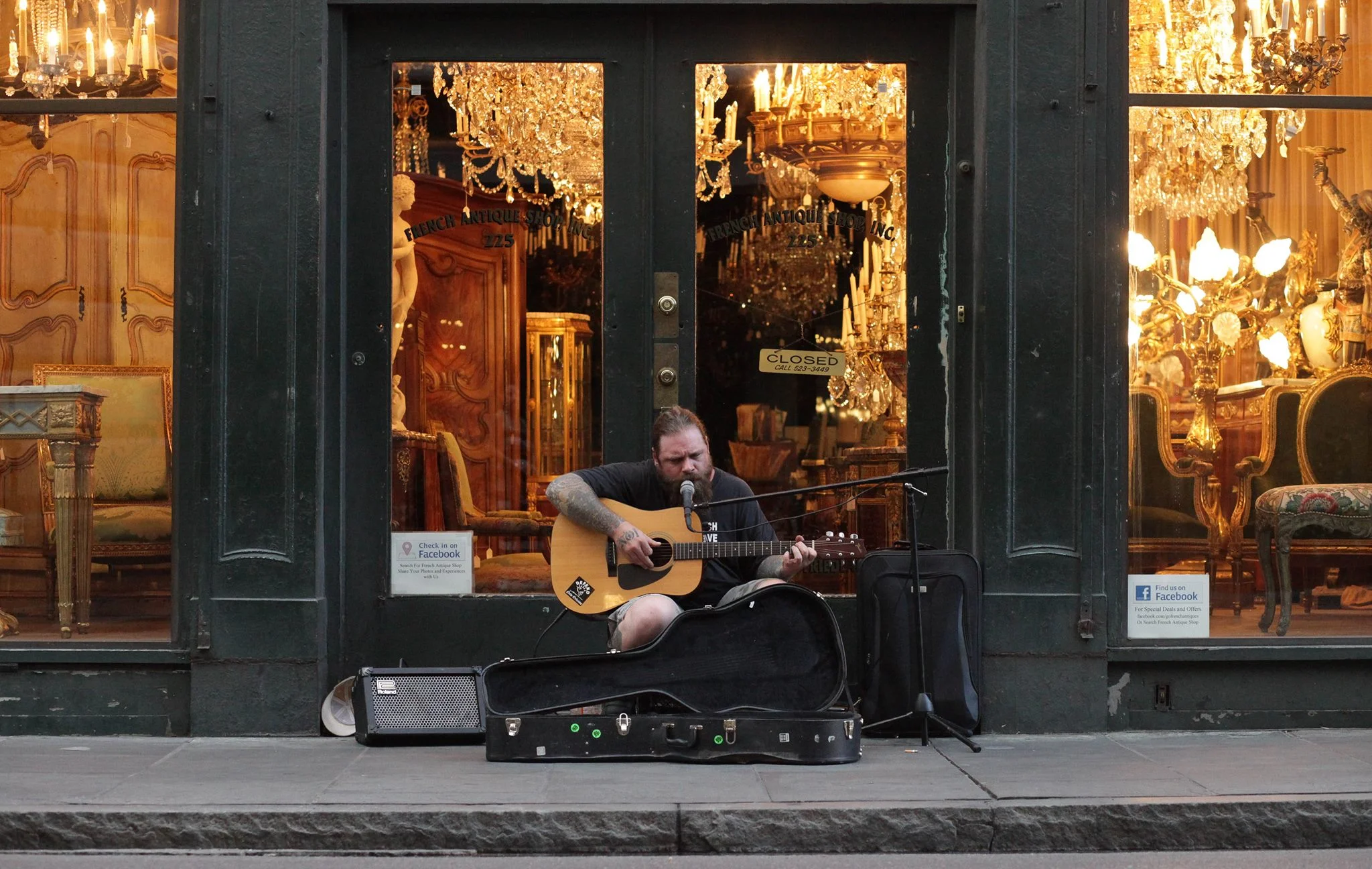 A beautiful voice outside Hotel Monteleone