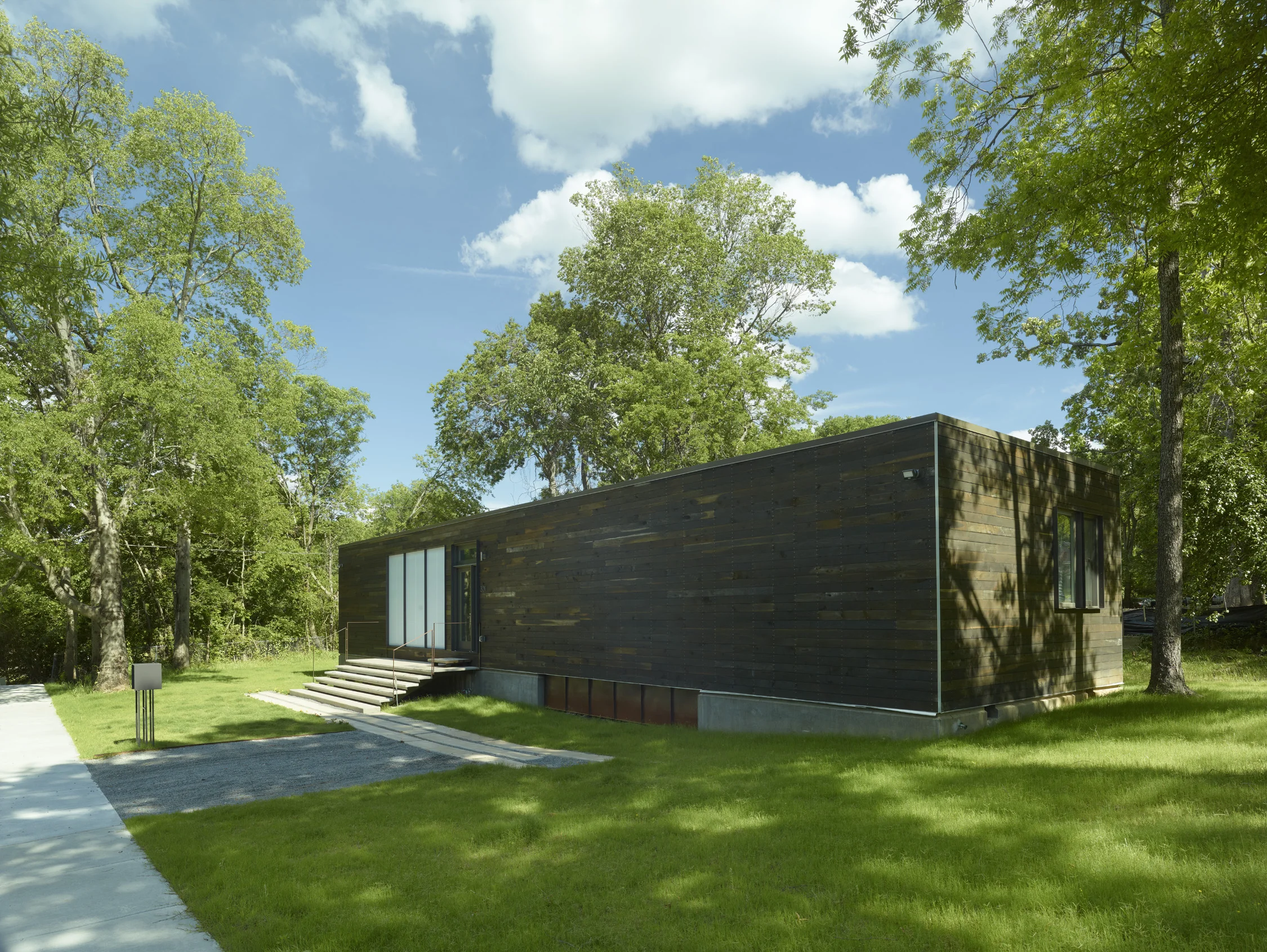 TH130626-UA_LR3-P0002 1.jpg