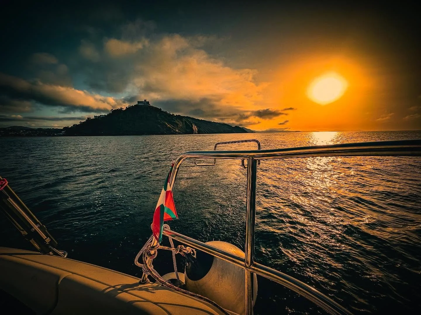 Esta noche hicimos un hermoso crucero en velero al atardecer alrededor de la bah&iacute;a de La Concha.