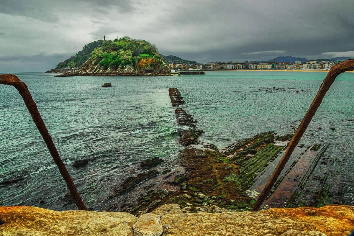 Rusty ladder down. Donostia - San Sebasti&aacute;n 
&bull;
&bull;
&bull;
&bull;
&bull;
#sansebasti&aacute;n #donostia #donostiasansebastian  #spain #rust #lustforrust