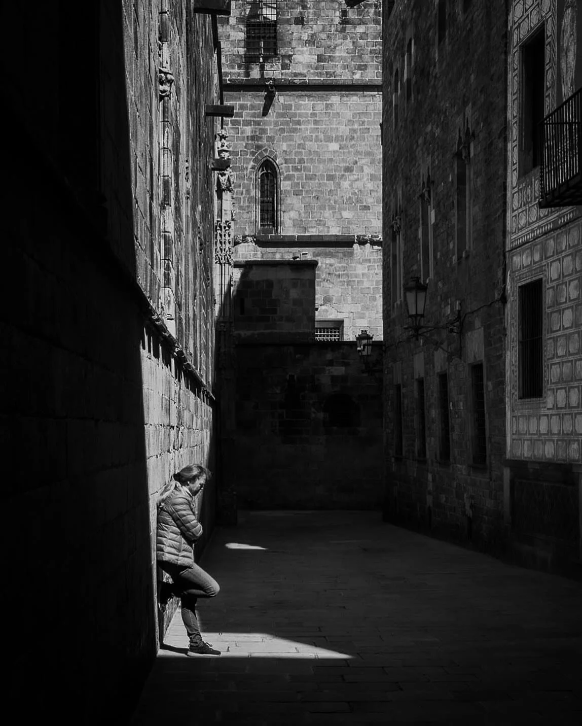 Shooting shadows in the gothic quarter. 
&bull;
&bull;
&bull;
&bull;
&bull;
#barcelona #spain #gothicquarter #streetphoto_bw #bw #shadows #streetshadows #streetphoto_barcelona #barcelonastreetphotography #barcelonastreets #gothicquarterbarcelona #bar