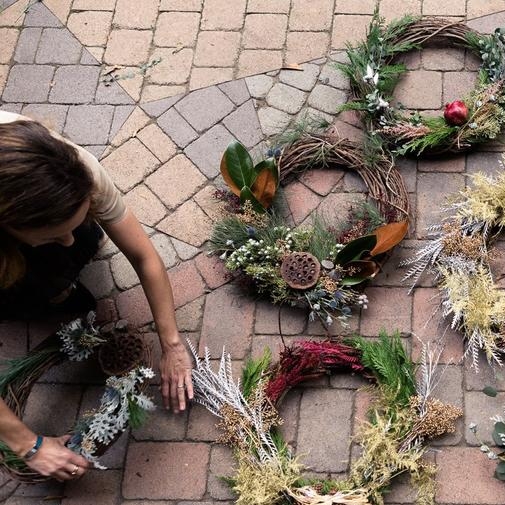 Wreath-making is a crafty way to gather with friends (Los Angeles Times)