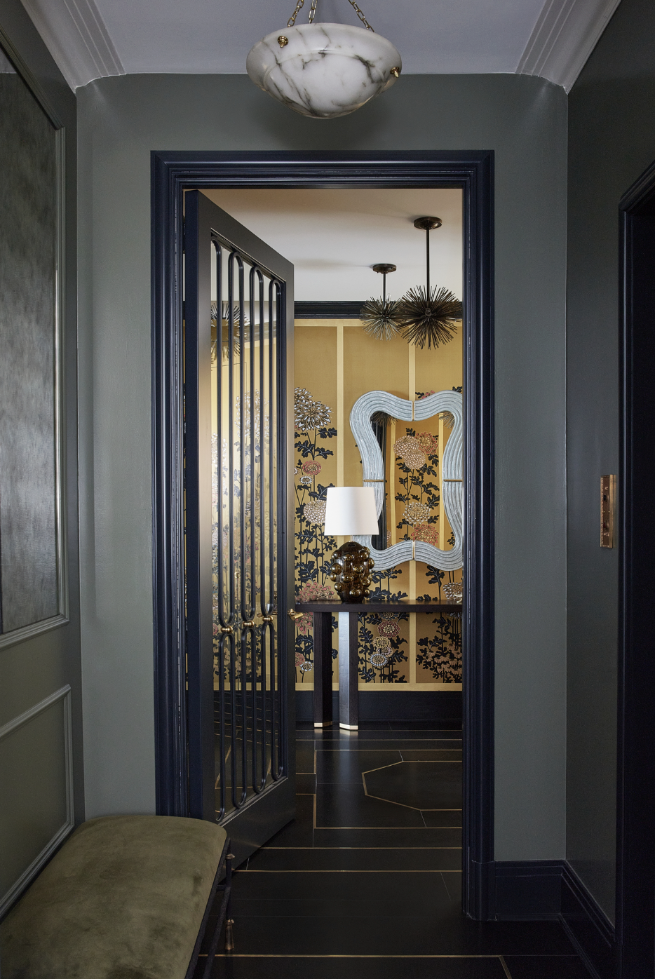  This Mother-Daughter Design Duo Gave an Apartment in a Chicago Grande Dame a Dramatic Facelift (1stDibs Introspective)