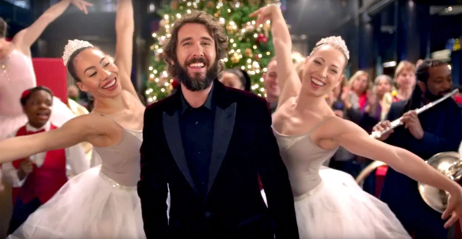 josh-groban-caroling-grand-hyatt.jpg