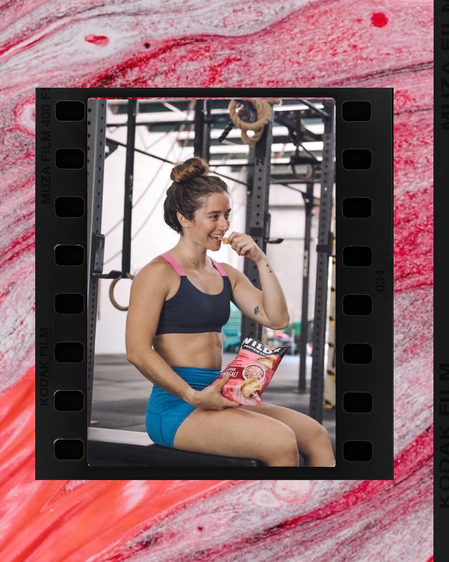 Snack time in the middle of a lifting session? 🏋🏼&zwj;♀️ Count me in 🙋🏼&zwj;♀️ 

Chips - @wildechips 
Photog - @ultra_mk_ 
Collage - @wearestagger 

#wildechips #wildechipspartner #crossfit #strength #lifting