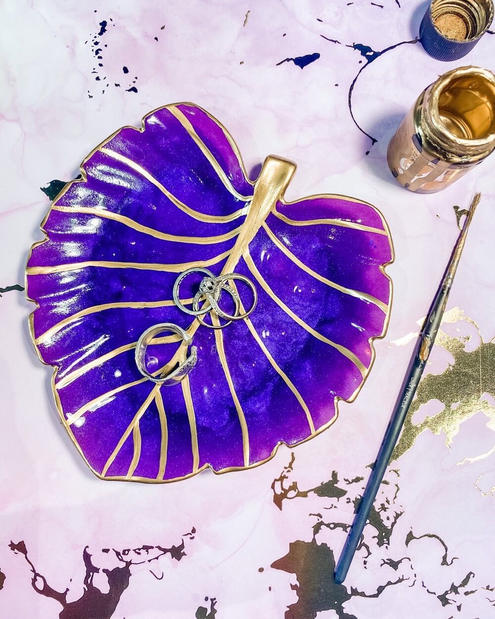 Haven&rsquo;t made one of these in a while, but this color is so gorgeous! One of the first custom dishes I made, in purple amethyst by @meyspring #resindemolding #tropicaldesign #purplelover #princepurple #coloredleaves