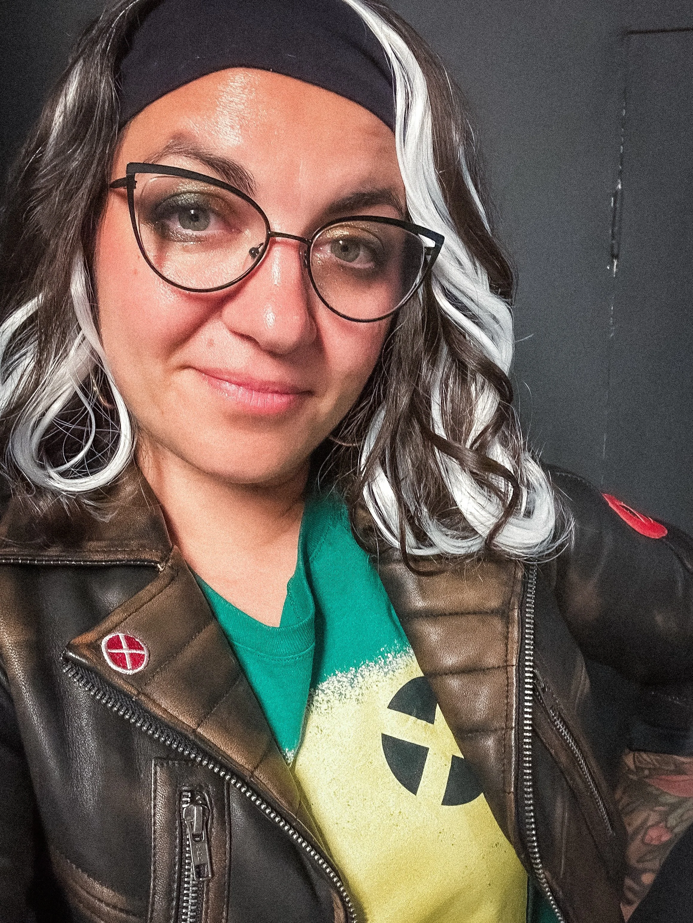 Thanks for a fun day @fanexpophiladelphia and great cosplays all around! I pulled together a casual Rogue and now I'm on a bunch of camera rolls 😅 let's be real my amazing jacket from @lucajackets did the heavy lifting and I love any excuse to wear 