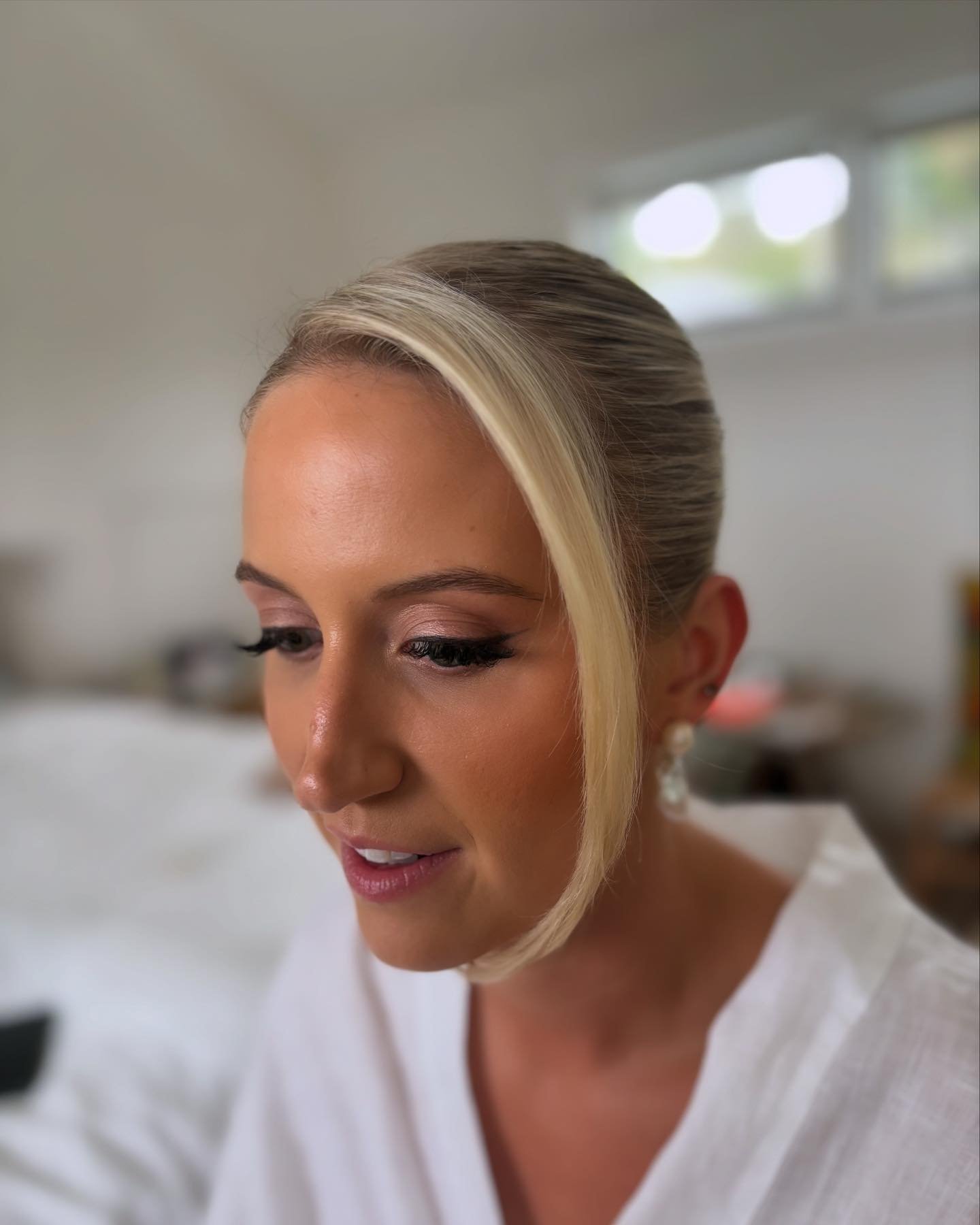 The freshest face and most snatched hair. 🤌🏼🤌🏼🤌🏼

#weddinghair #makeupartist #northernbeachessydney #snatchedhair #bridalupdo #charlottetilbury #davines #zephyr