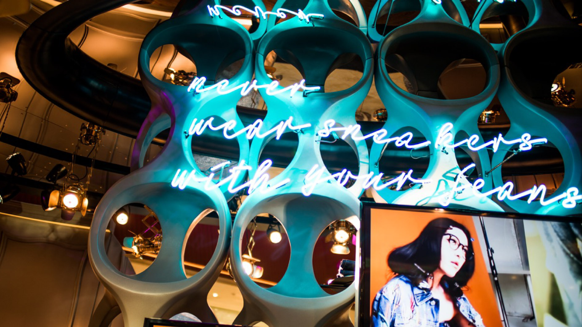 pop up store 16-9-01.jpg