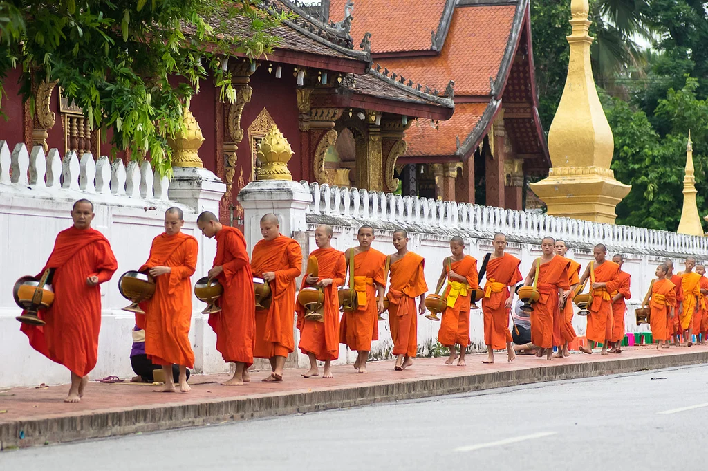 almsgiving luang prabang.jpg