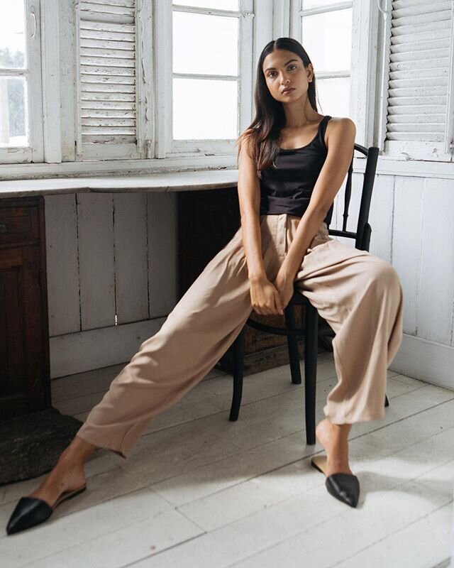 ANUK NEUTRAL ~ the Jones cigarette pants in the softest tencel/cotton fabric. Perfect for this unbearable heat we are experiencing in the island. Stay hydrated! #anuk #anukofficial #tencel #ethicalproduction #sustainabledesign #boutiquebrand #madeins