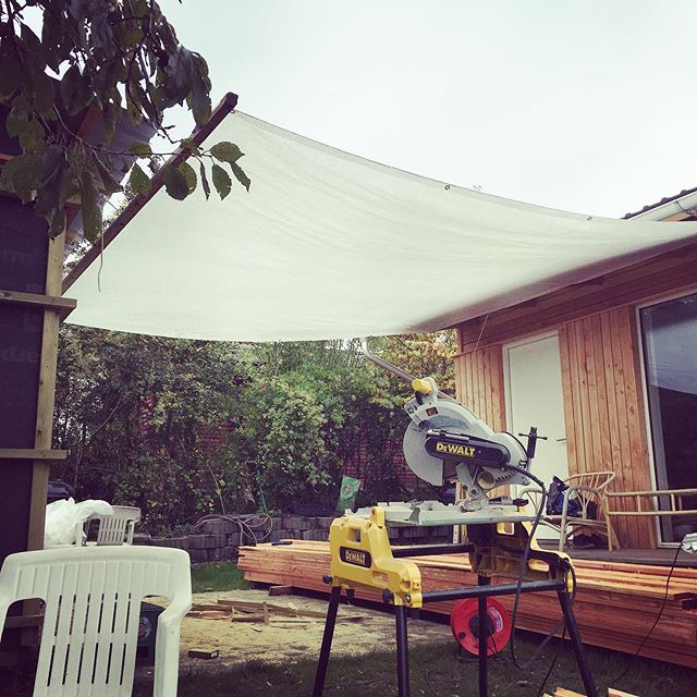 Regnfrakken p&aring; #komregn#markise#terrasse#overd&aelig;kket#architecture#uderum#byg