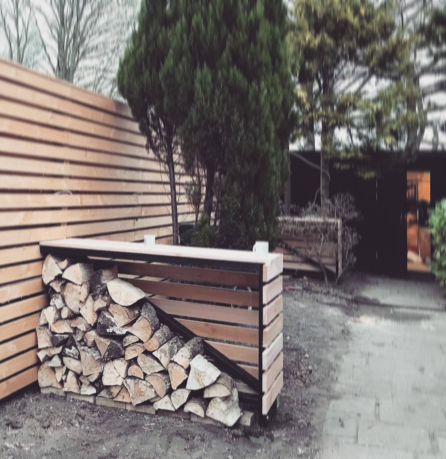 In progress&hellip; #br&aelig;ndely#st&oslash;ttemur#firewood#build#wood#douglas#frame#rumdeler#divider#outdoor#garden#niche#arkitektur#t&oslash;mmer#h&aring;ndv&aelig;rk#harpiks