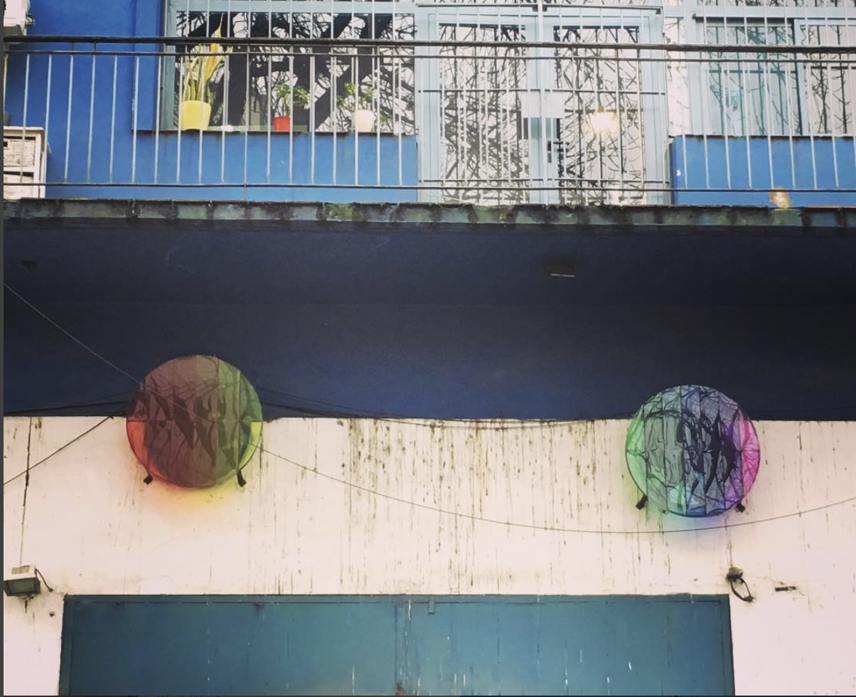 From red to purple, color acryl installed on the fence, 90(cm) diameter each, 2016, Buenos Aires