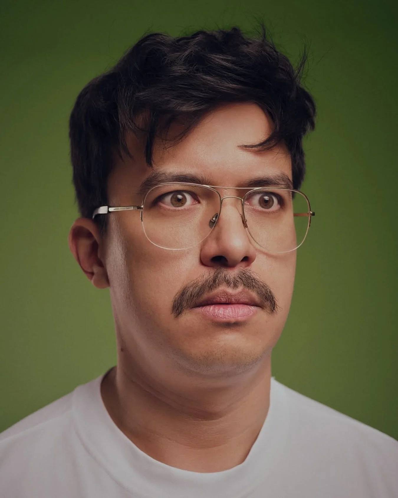 A final portrait of @wangpix to round off Phil Wang week. 💚

Photographed by @themattstronge for his new tour, &lsquo;Uh Oh&rsquo;.

📸 @themattstronge 🎭 @wangpix 🎟️ @avaloncomedy 🏡 @zapstudioslondon

#PhilWang #Comedy #Comedian #PortraitPhotogra