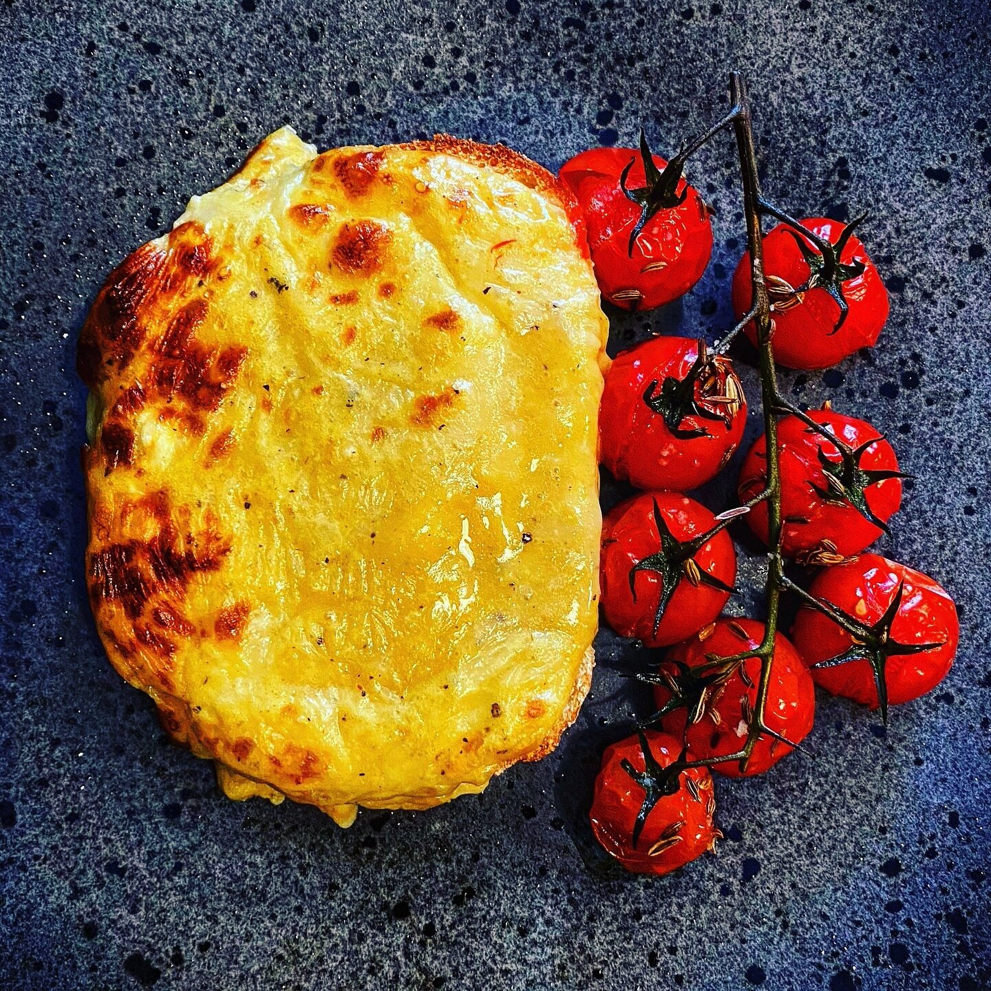 Dydd Gŵyl Dewi Hapus! | Happy Saint David&rsquo;s Day! 🏴󠁧󠁢󠁷󠁬󠁳󠁿

There&rsquo;s only one thing that should be the breakfast special and that&rsquo;s Welsh Rarebit!!!

We serve ours with roasted vine tomatoes, and make it with a good local ale fr