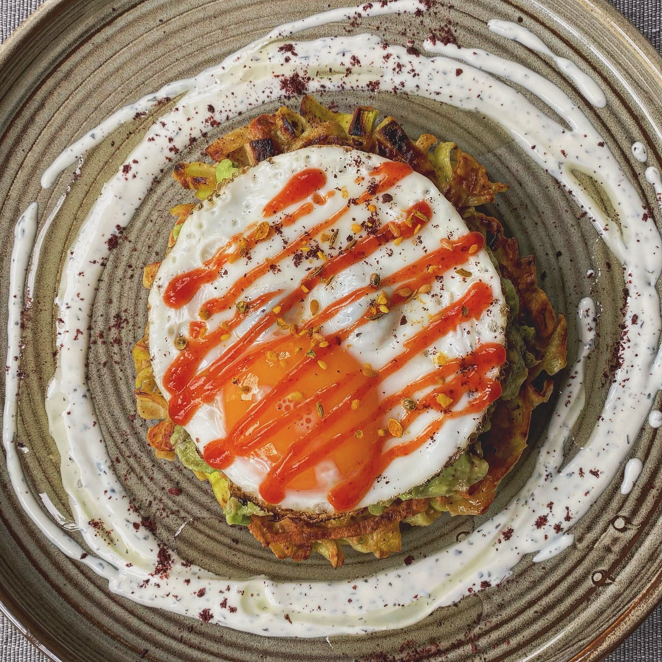 🚨Daily special: a leek bhaji topped with avocado, fried egg, sriracha sauce, dukkah and a mint yogurt raita. It&rsquo;s a bit of a flavour explosion!!! 💥👌🏻😋