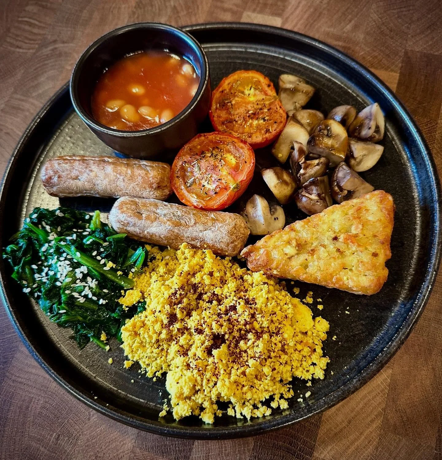 We had fun doing vegan dishes for our guests this week! All the good bits from our traditional cooked brekkie but this time with scrambled tofu, sesame spinach, vegan sausages and a hash brown 😋