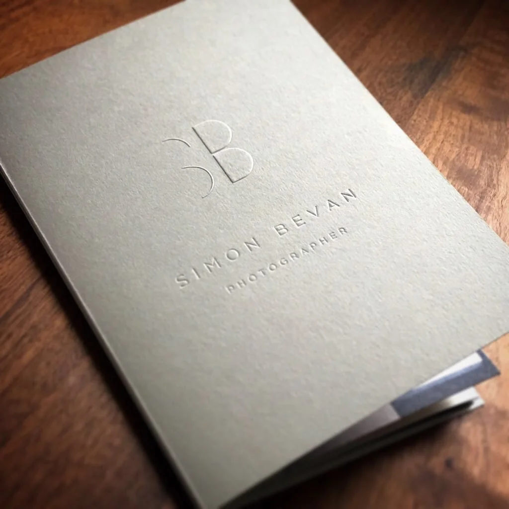  Simon Bevan is a photographer based in London. His photographies goes from interiors, people, advertising and lifestyle. 