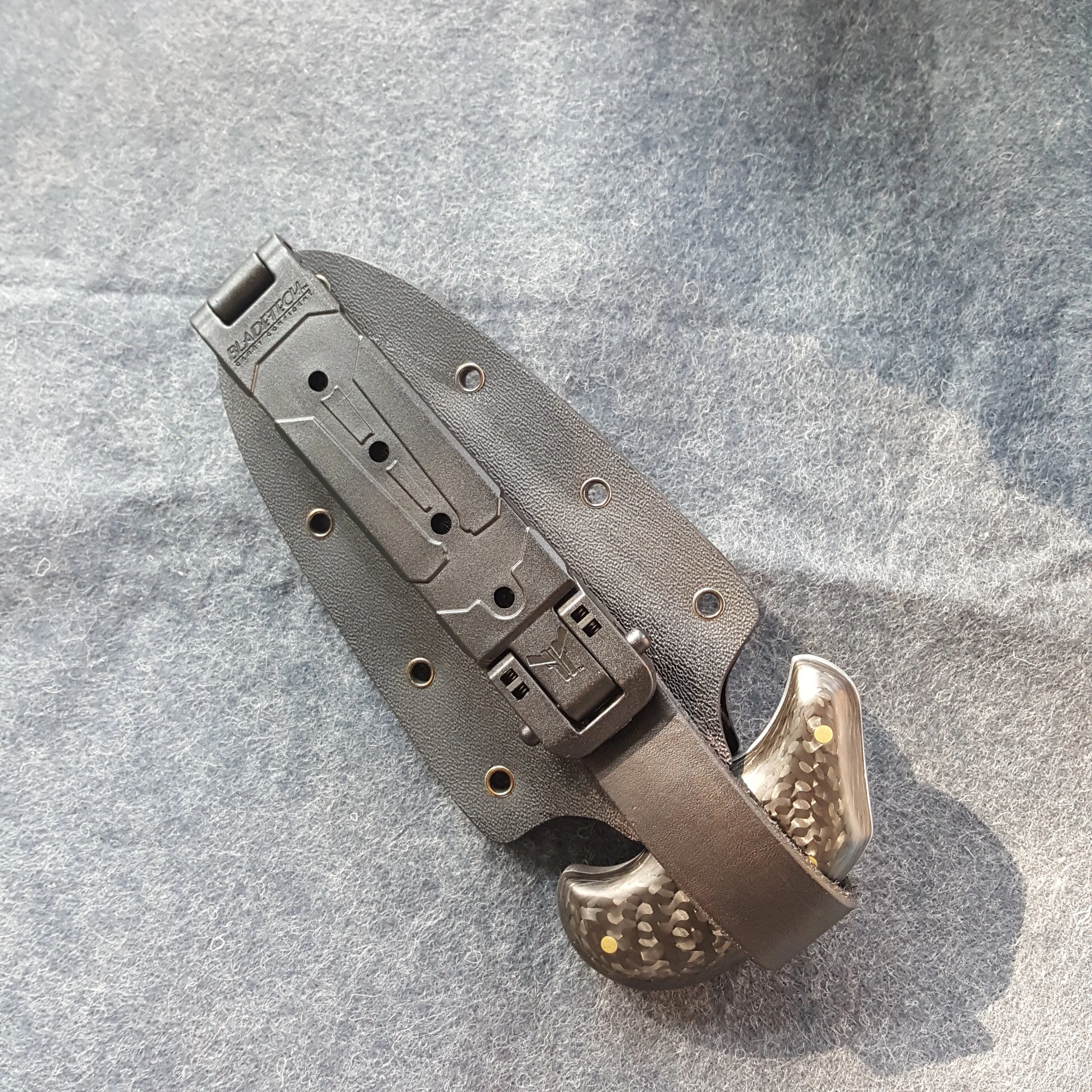 Hand-forged pattern welded steel push dagger, with carbon fiber handle. - Derick Kemper dameslflyforge.com.jpg