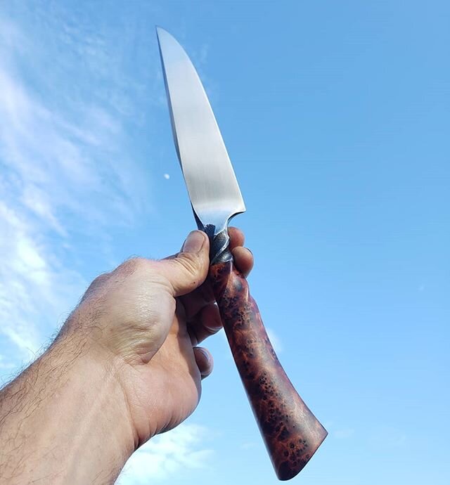 This knife has been in the works for a few years, so glad to see it completed. Twisted bolster integral with a thuya burl handle. Currently available 
#damselflyforge #blacksmith #handmade #luxury #burlwood #knifemaker