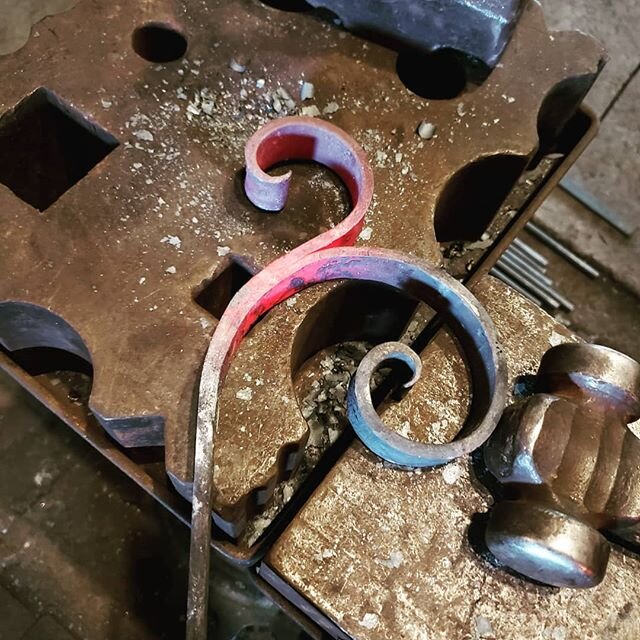 Have I mentioned that I love making scrolls. 
#damselflyforge #blacksmith #hammertime #handmade