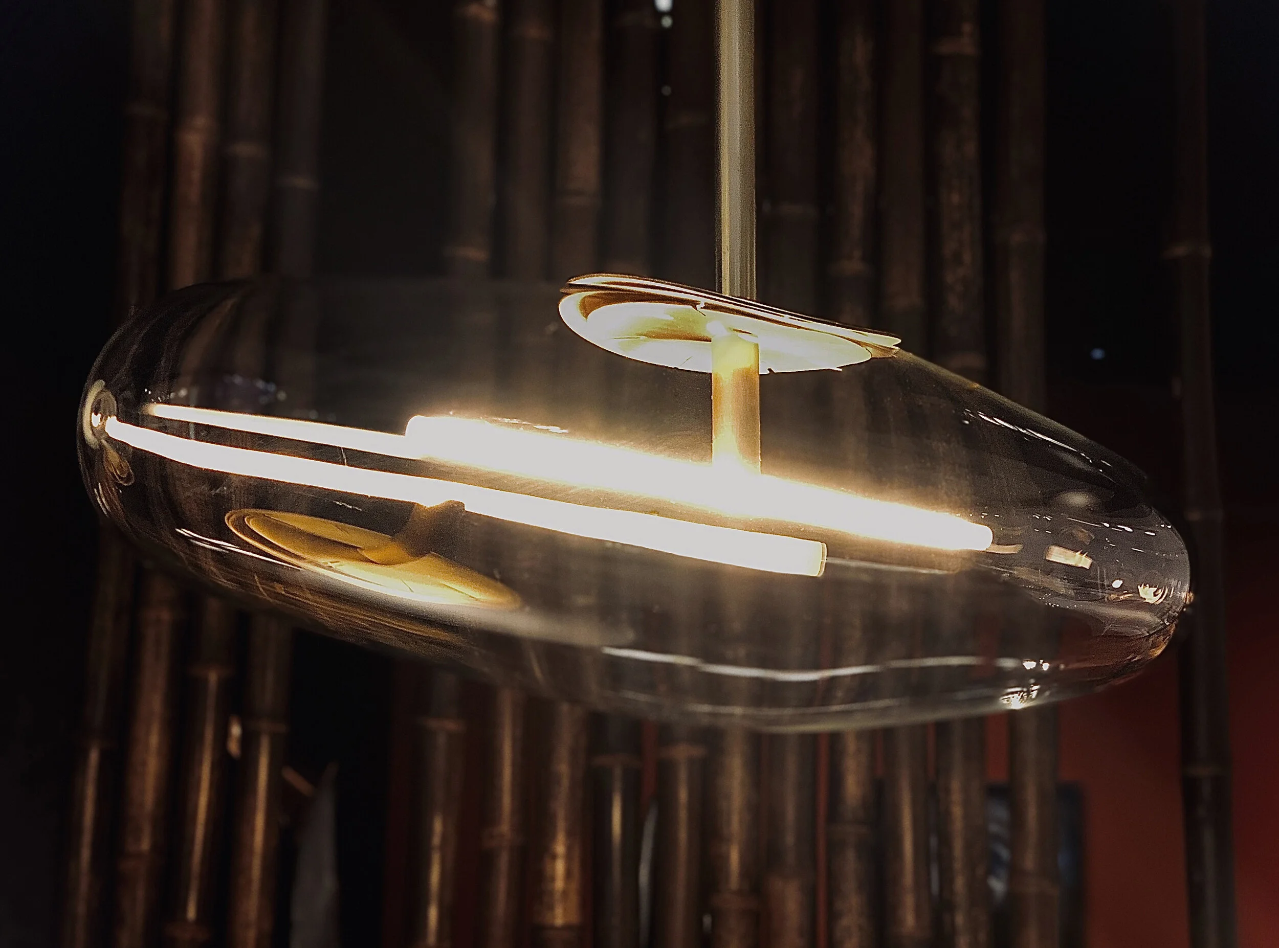 Bubble in borosilicate glass, mouth blown. Brass structure. Flexible LED filament 2700K. Size: 150 x 50 cm x 16 cm. For more informations: SARAH MYERSCOUGH GALLERY: www.sarahmyerscough.com