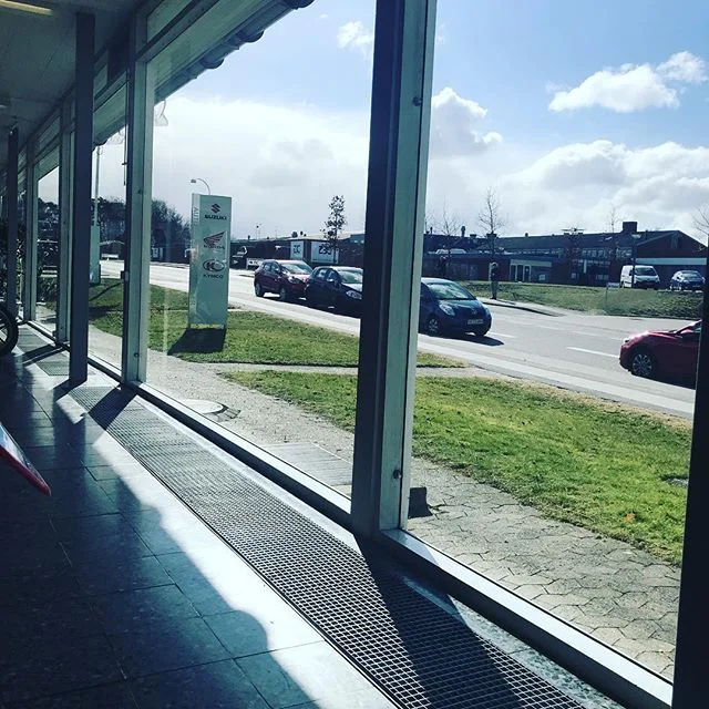 Udstillingsvinduer er bedst n&aring;r de er nypudsede 😄👍🏻 #seerupvinduespolering #vinduespolering #renevinduer #udstillingsvindue #for&aring;r #&aring;benthus