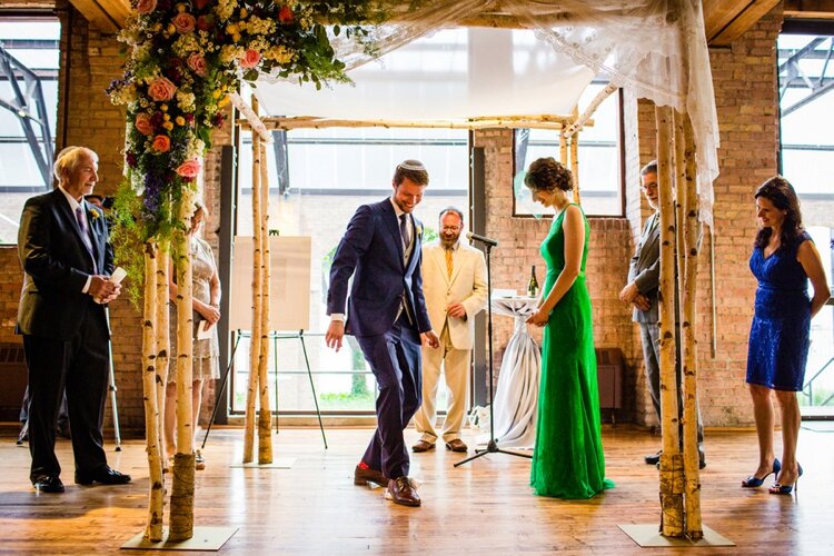 A-bride-in-a-green-wedding-dress-for-a-creative-Jewish-wedding-at-Bridgeport-Art-Center-Chicago-USA_0496.jpg