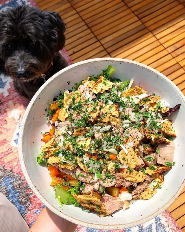 I present to you my new friend &ldquo;Matzo Ball Soup&rdquo; Salad. 🤩. Green salad with carrot, onion, turkey (or chicken), lots and lots of parsley and dill, pickle dressing AND matzo croutons!!!! ⠀⠀⠀⠀⠀⠀⠀⠀⠀ ⠀⠀⠀⠀⠀⠀⠀⠀⠀ ⠀⠀⠀⠀⠀⠀⠀⠀⠀
To make the croutons 