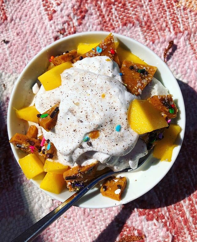 **ICE CREAM GIVEAWAY🍦** My friend Pooja of @malai_icecream is launching her delicious ice cream this week in @gelsonsmarkets. To celebrate we spent the morning eating ice cream and I made a sundae of items I had in my house, #pantryninja style. I us