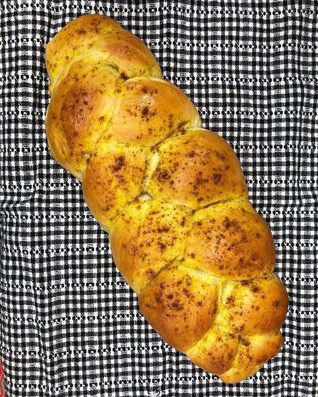 I&rsquo;ve been loving tuning into @greatbigjewishfoodfest this week. So in honor of all the deliciousness I&rsquo;ve been seeing on my screen I decided to make this lumpy bumpy turmeric challah. He&rsquo;s a little ugly but he&rsquo;s got a very goo