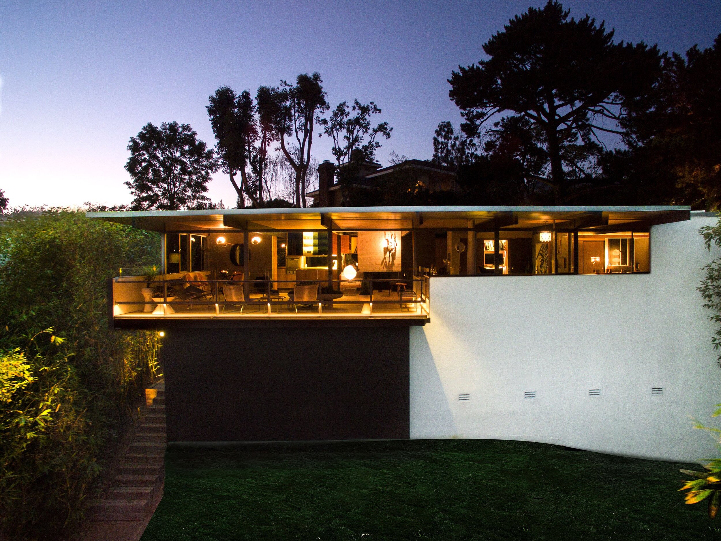 06_p_neutra_hailey_house_douglas_friedman_exterior_back_side_evening_yatzer.jpg