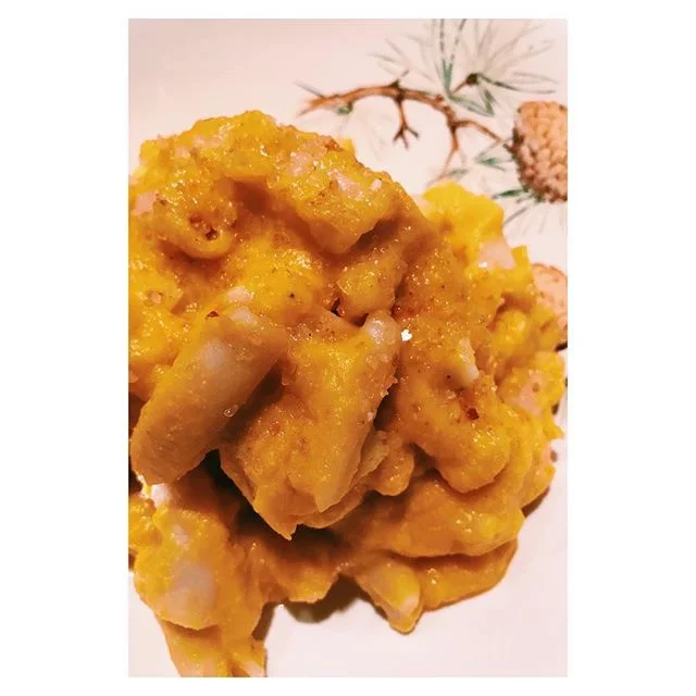 Mac &lsquo;n Cheese - the guilt free kind 🤗
.
vegan butternut squash cashew cheese w brown rice pasta
.
recipe cred www.veggieinspired.com
.
#lmawellnessrefine